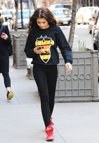 Какие свободные свитера носить с красными высокими кедами