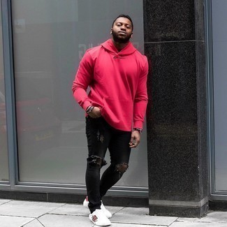 Как носить красный худи с черными джинсами мужчине