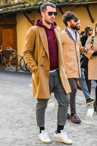 Как носить красный худи с светло-коричневым длинным пальто