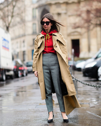 С чем носить красный худи женщине