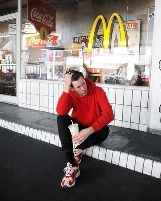 С чем носить красный худи мужчине