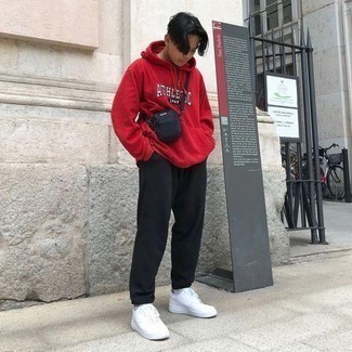 Какие спортивные штаны носить с красным худи мужчине