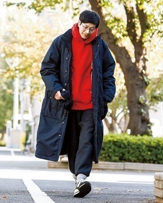 Какие спортивные штаны носить с красным худи мужчине