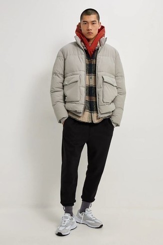 Какие спортивные штаны носить с красным худи мужчине