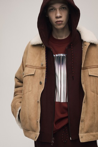 Как носить красный худи с светло-коричневой короткой дубленкой мужчине