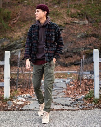 Какие рабочие ботинки носить с красным худи мужчине