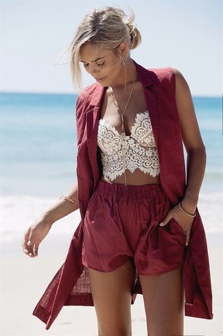 С чем носить красную куртку женщине