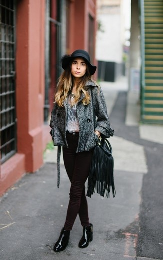 Какие блузы с коротким рукавом носить с красными джинсами