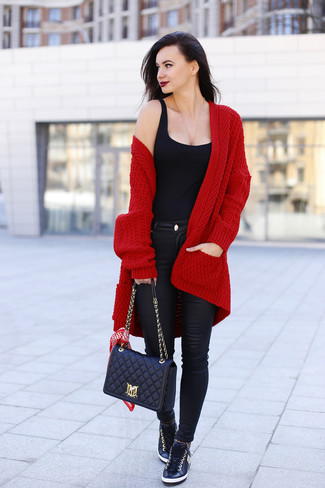 С чем носить красный вязаный открытый кардиган женщине