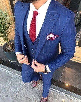 С чем носить красный вязаный галстук мужчине