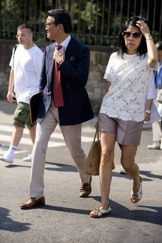 С чем носить красный вязаный галстук мужчине