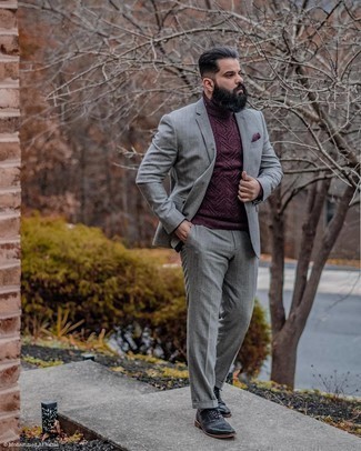 Как носить красную вязаную водолазку с темно-серым шерстяным костюмом