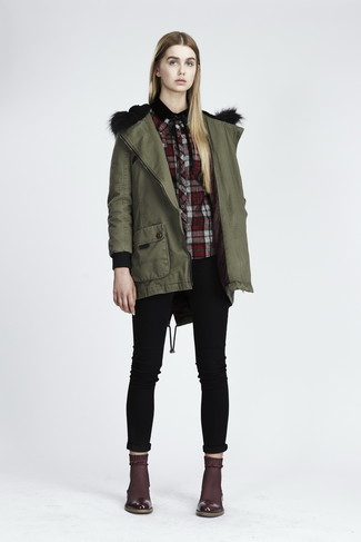 С чем носить красные кожаные ботинки женщине