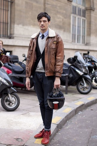 С чем носить красные кожаные ботинки дезерты