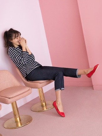 С чем носить красные кожаные туфли на плоской подошве