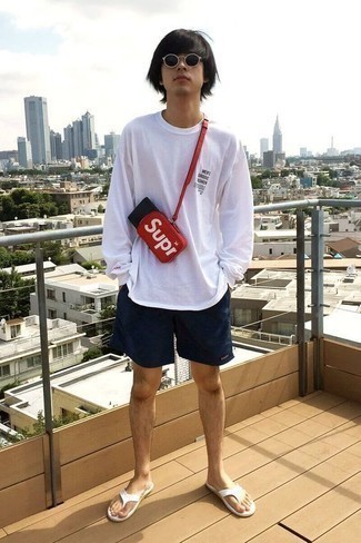 С чем носить красную кожаную сумку почтальона