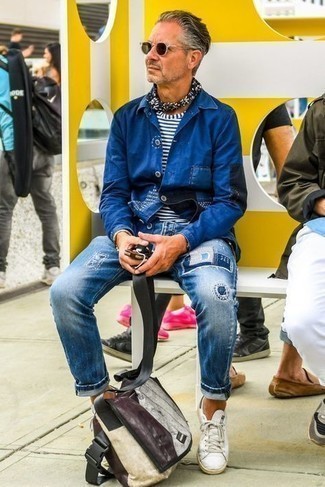 С чем носить красную кожаную сумку почтальона