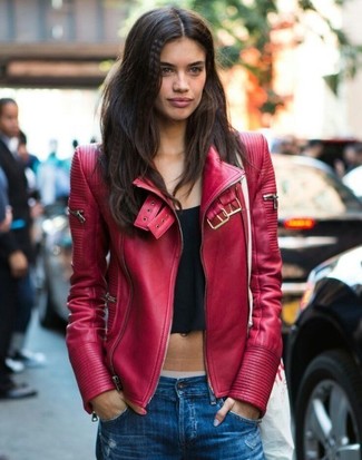 С чем носить красную кожаную верхнюю одежду женщине