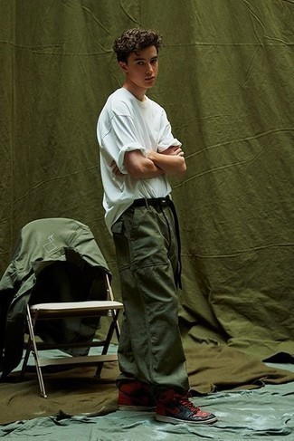 С чем носить красные кожаные кеды мужчине