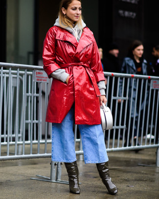 С чем носить красный кожаный плащ женщине