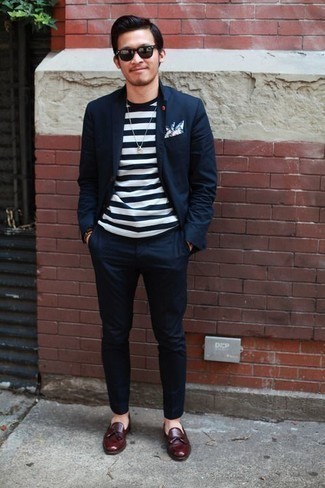 Какие костюмы носить с красными лоферами