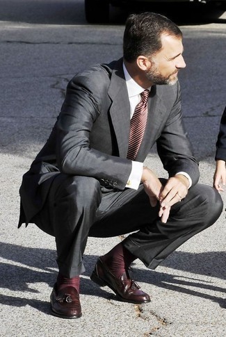 Какие костюмы носить с красными лоферами