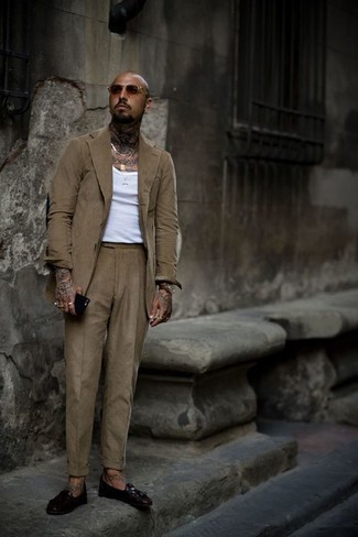 Какие костюмы носить с красными лоферами