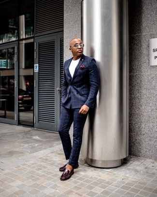 Какие костюмы носить с красными лоферами