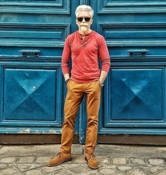 С чем носить красную лонгслив с горловиной на пуговицах мужчине