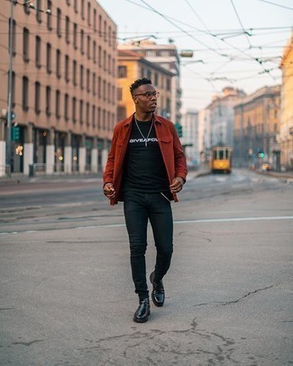 С чем носить красную рубашку с длинным рукавом мужчине