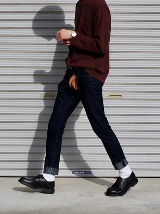 С чем носить красную футболку с длинным рукавом мужчине