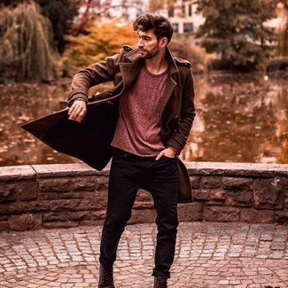 С чем носить красную футболку с длинным рукавом мужчине