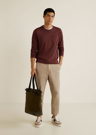 С чем носить красную футболку с длинным рукавом мужчине