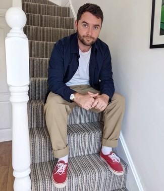 Какие брюки чинос носить с красными низкими кедами