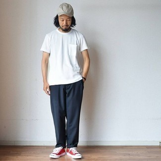 Какие брюки чинос носить с красными низкими кедами