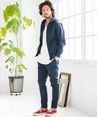 Какие брюки чинос носить с красными низкими кедами