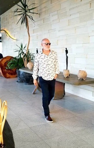 Какие брюки чинос носить с красными низкими кедами