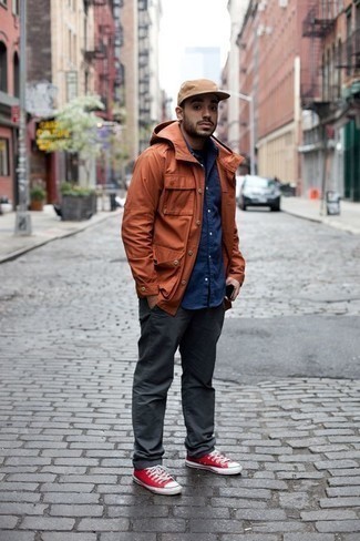 Какие брюки чинос носить с красными низкими кедами