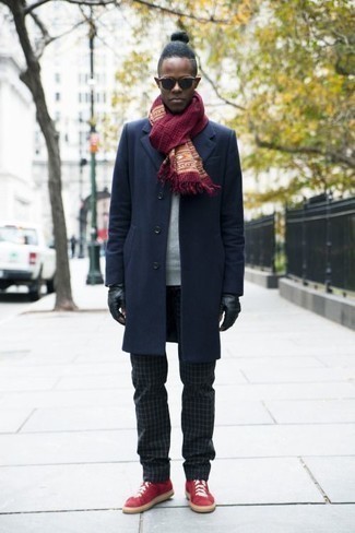 Какие брюки чинос носить с красными низкими кедами