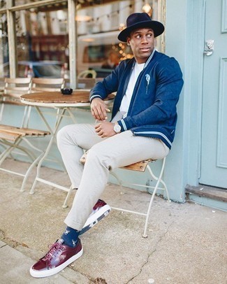 Какие брюки чинос носить с красными низкими кедами