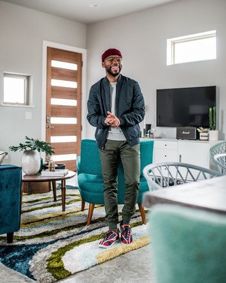 Какие брюки чинос носить с красными низкими кедами