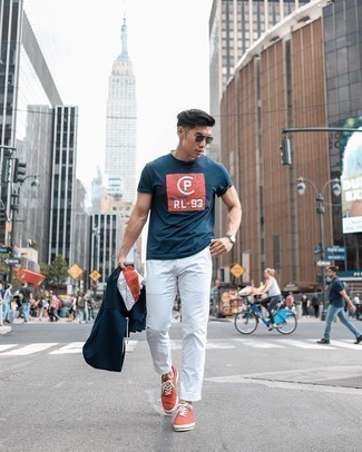 Какие брюки чинос носить с красными низкими кедами