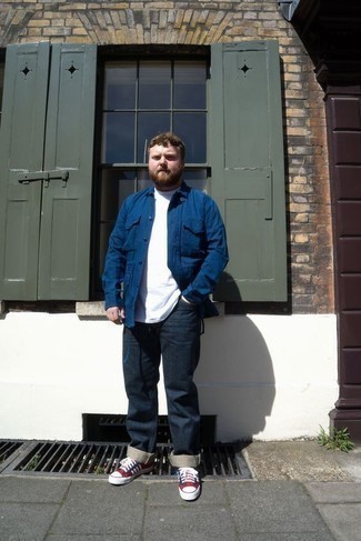 Какие куртки-рубашки носить с красными низкими кедами мужчине