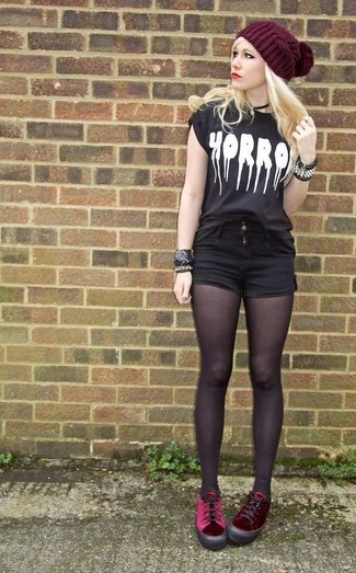 Какие шорты носить с красными низкими кедами женщине