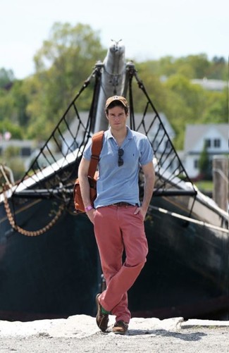 С чем носить красную сумку почтальона