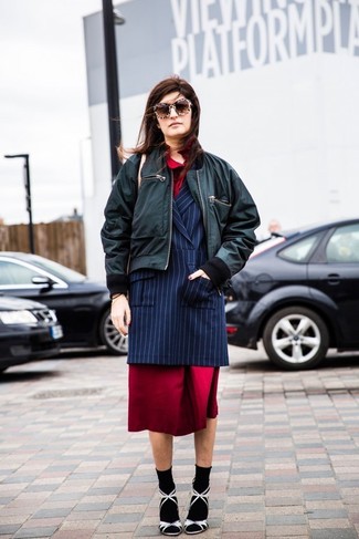 Как носить красное платье-миди с черным бомбером