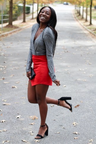 Какие блузки с длинным рукавом носить с красной мини-юбкой