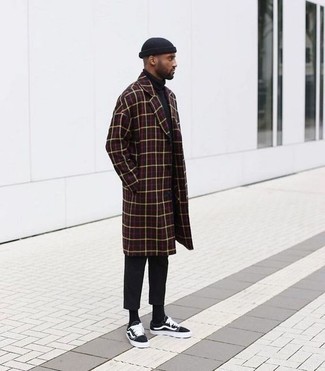 Какие низкие кеды носить с красным длинным пальто