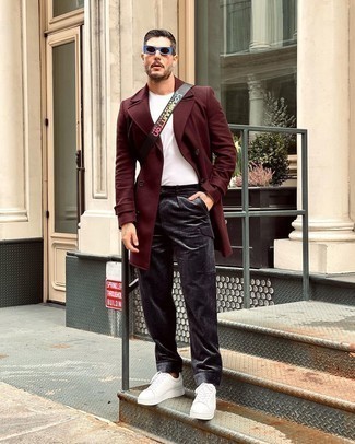 Как носить красное длинное пальто с белыми кожаными низкими кедами