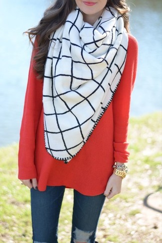 Какие джинсы скинни носить с красным свободным свитером